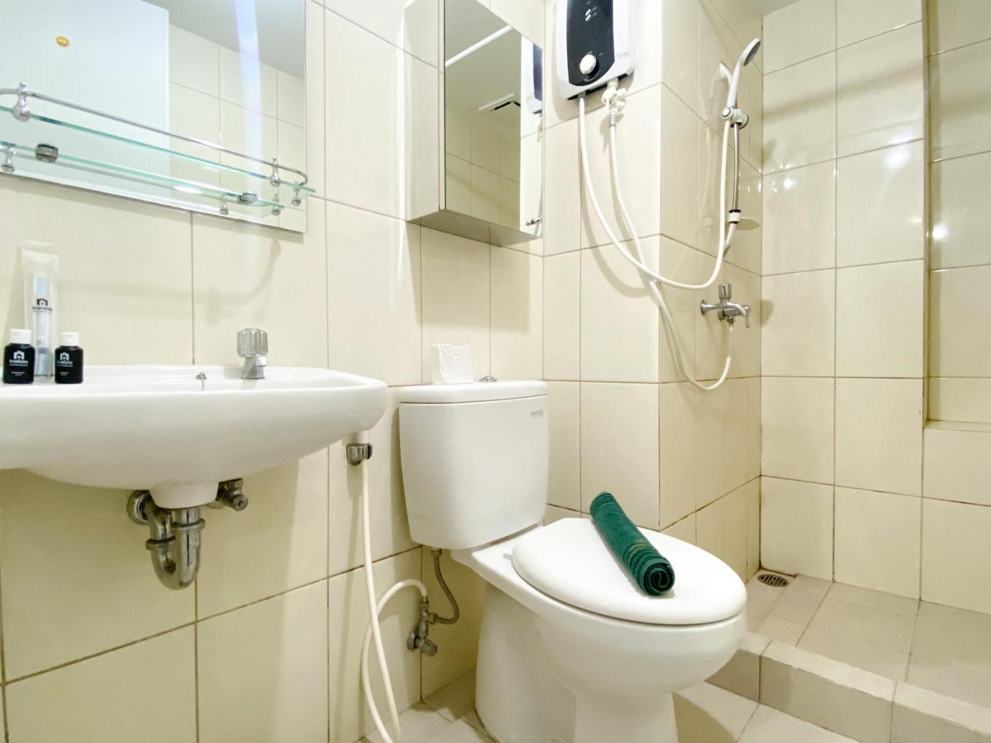 Homey And 3br At Springlake Summarecon By Travelio Apartemen *